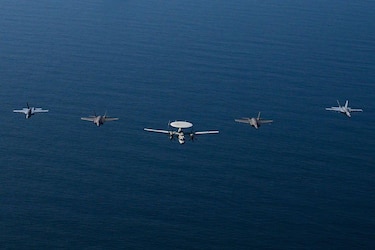 Guerra en Irán: el Abraham Lincoln se posiciona al frente del conflicto naval