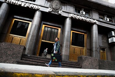 Argentina, obligada a vender bonos para contener dólares