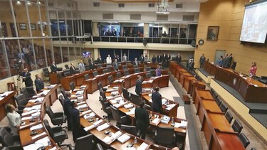 Con proyectos pendientes, curules vacías y despedidas, la Asamblea cierra sesiones