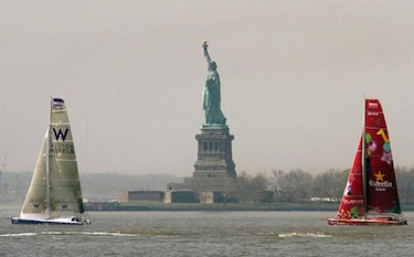 Un barco encalla junto a la Estatua de la Libertad con 130 personas a bordo