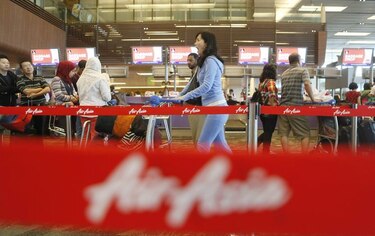 Desaparece avión de AirAsia con 162 personas a bordo