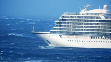 Crucero en costa de Noruega pide ayuda y evacúan a 1,300 pasajeros