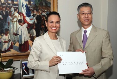 Primer embajador chino en Panamá presenta sus cartas credenciales