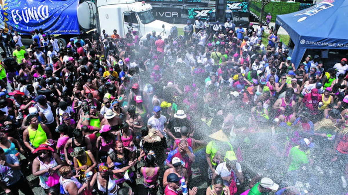 A los gritos de ¡agua, agua! quienes no viajaron al interior del país disfrutaron ayer sábado en