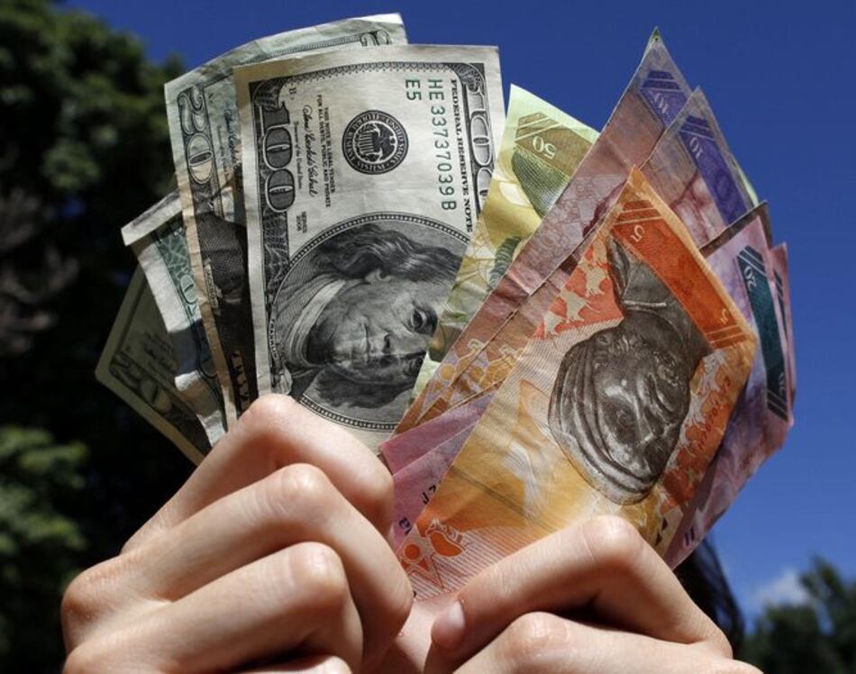 Dólar paralelo en Venezuela llega a 400 bolívares; salario mínimo se reduce a $17 dólares mensuales