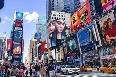 La inteligencia artificial lleva la traducción simultánea a iglesias, plenos y teatros