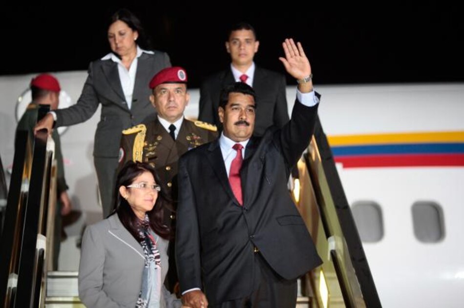 Maduro llega a cita de Unasur en Lima, donde venezolanos hacen manifestación
