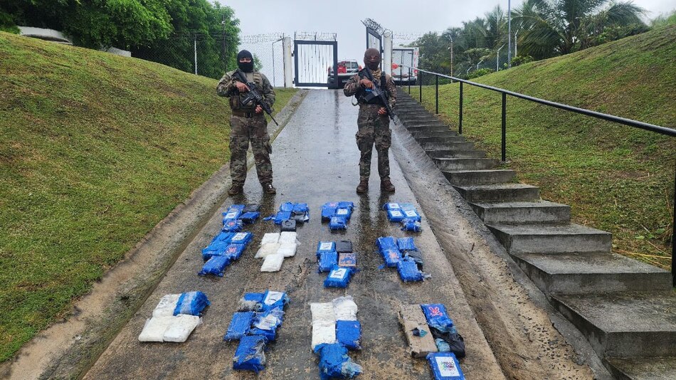 Senan localiza 59 paquetes de droga y un muerto en una playa de San Carlos