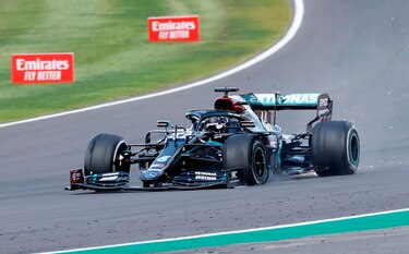 Lewis Hamilton gana con una rueda reventada en Gran Bretaña