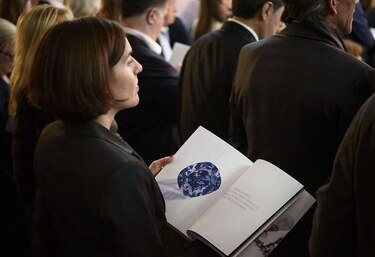 Subastan raro diamante azul por 48.5 millones de dólares