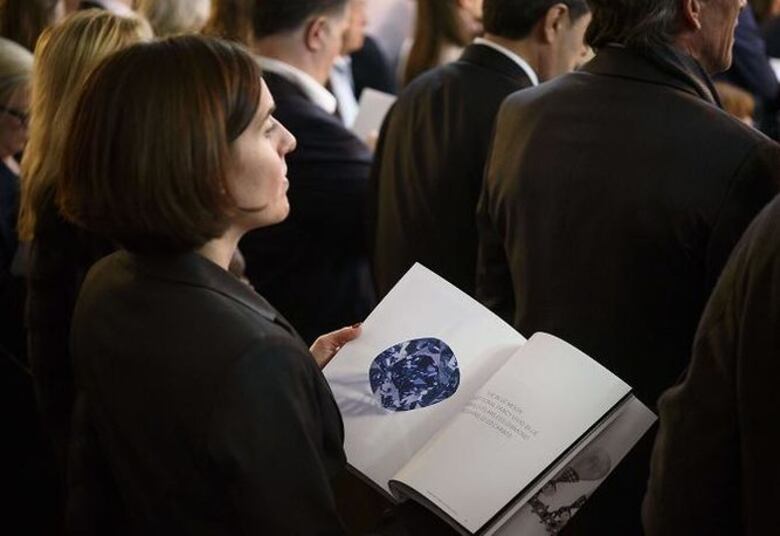 Subastan raro diamante azul por 48.5 millones de dólares