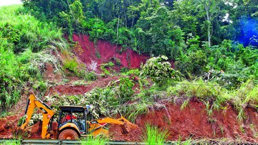 Derrumbes, secuelas del huracán Otto