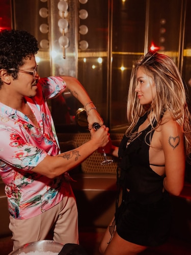 Romance o estrategia: Karol G y Bruno Mars encienden las redes sociales
