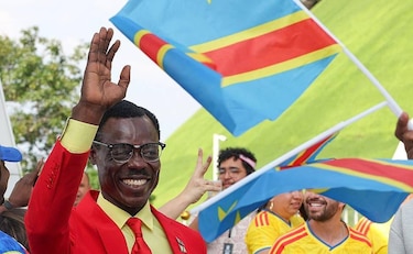 Por qué un hincha de la República Democrática del Congo se para como una estatua viviente en todos los partidos de su selección
