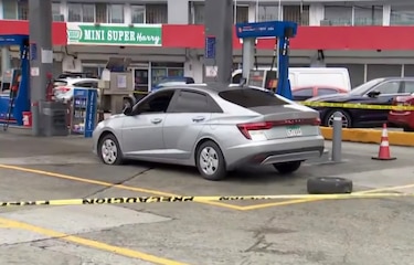 Persecución: Sicarios disparan más de 40 veces contra auto en estación de gasolina en Pueblo Nuevo