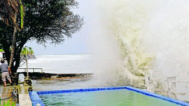 Fuerte oleaje sacude el Pacífico