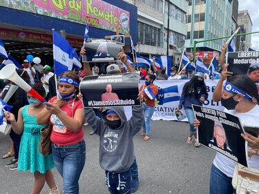Exiliados nicaragüenses en Costa Rica se manifiestan de nuevo contra investidura de Ortega