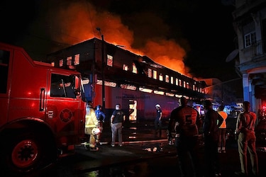 Incendio en caserón de Colón deja al menos 20 familias afectadas