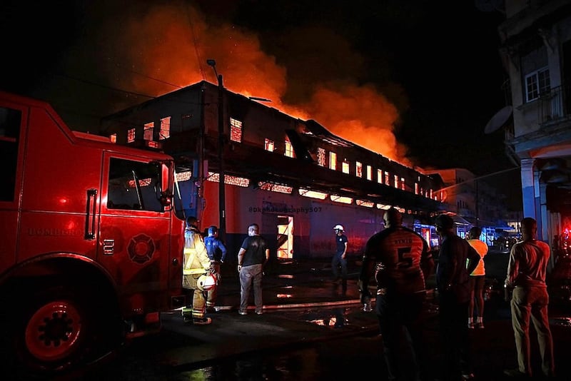 Incendio en caserón de Colón deja al menos 20 familias afectadas