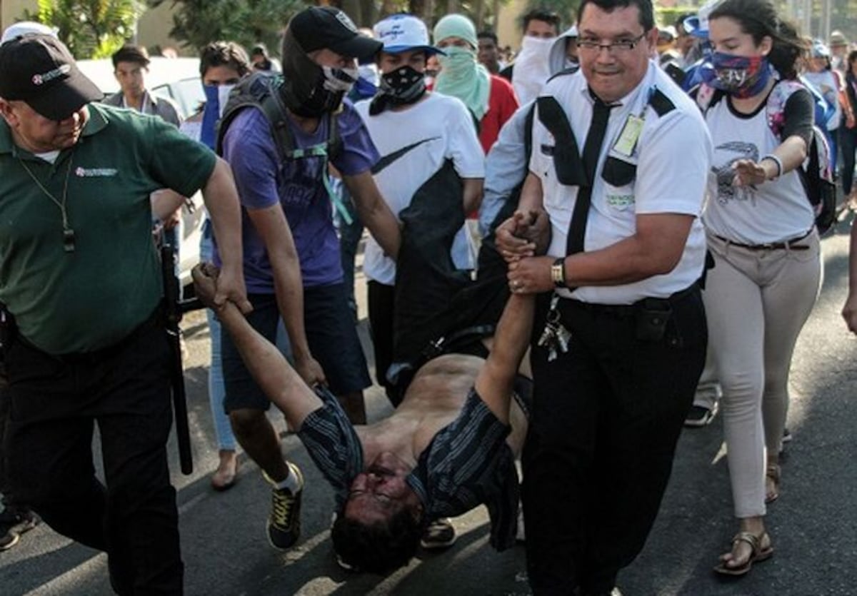 Un grupo de personas atrapó a German Dávila, a quien culpan de dispararle a los manifestantes en el c