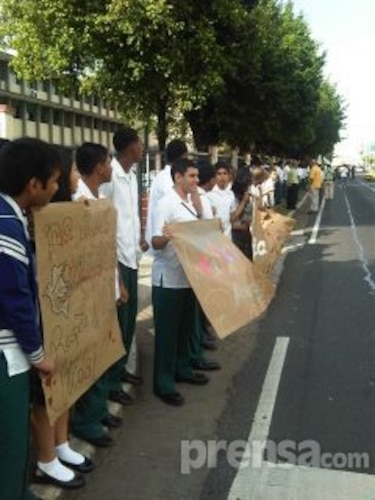 Estudiantes del Técnico Don Bosco protestan tras crimen de compañero
