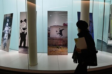 El arte rebelde de Banksy se expone en Museo de la Cultura de Milán