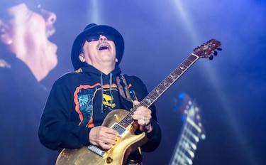 Carlos Santana se desmaya en pleno concierto en Michigan, Estados Unidos