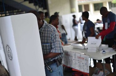 Tras larga espera, Haití vota a un nuevo presidente