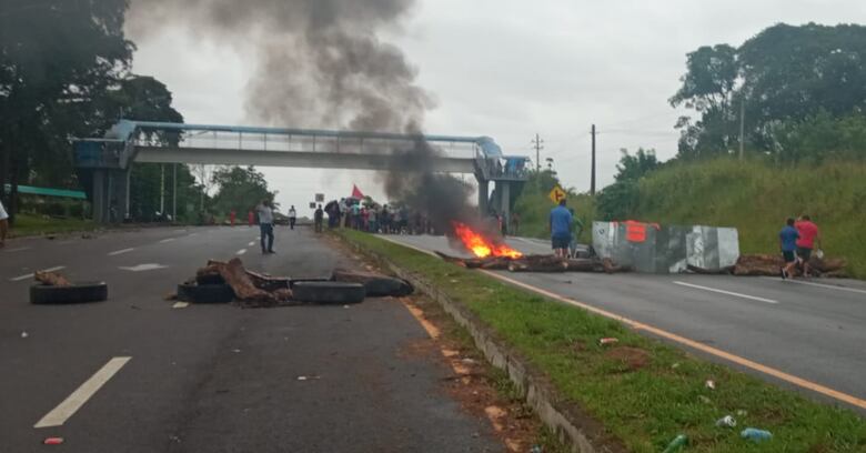 Conductores deciden atravesar bloqueo en Horconcitos; dos manifestantes resultan heridos