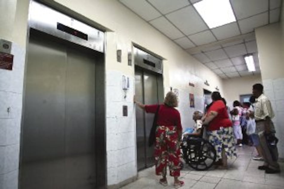 Se desplomó el último ascensor del edificio de la Especializada, adultos mayores pasaron un susto