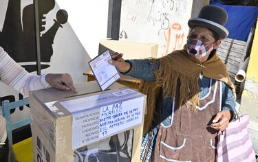 Cuatro regiones de Bolivia culminan balotaje para elegir gobernadores