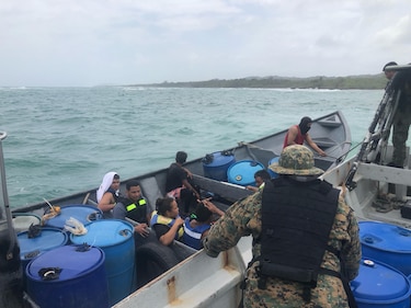 Rescatan a 20 migrantes que naufragaron en una embarcación en Guna Yala; un menor falleció 