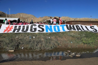 Evento ‘Abrazos no muros’ reencuentra a cientos de familias en frontera de México y Estados Unidos