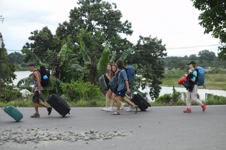 Bocas del Toro sigue bloqueado; turistas y residentes improvisan para movilizarse
