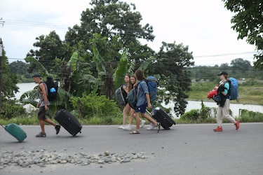 Bocas del Toro sigue bloqueado; turistas y residentes improvisan para movilizarse
