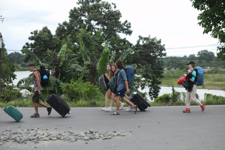 Bocas del Toro sigue bloqueado; turistas y residentes improvisan para movilizarse