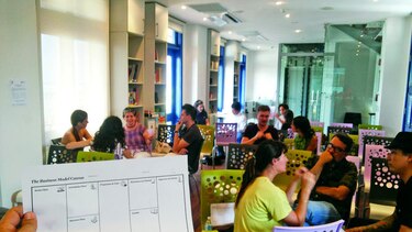 Emprendedores en color naranja