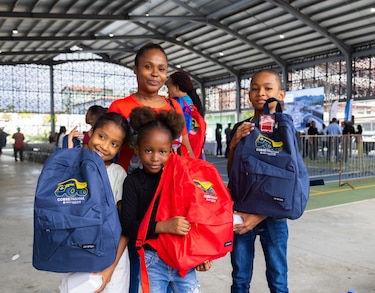 Cobre Panamá entrega mochilas a más de 1,350 estudiantes en distintas escuelas de Colón
