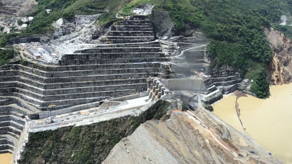 Miles de afectados por el riesgo de desborde de una presa en Colombia