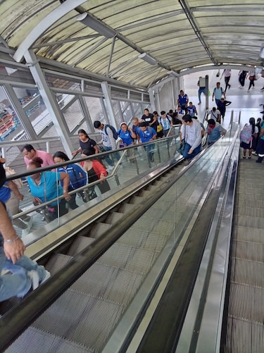 Detención de escaleras mecánicas en horas pico responde a medidas de seguridad, señala el Metro