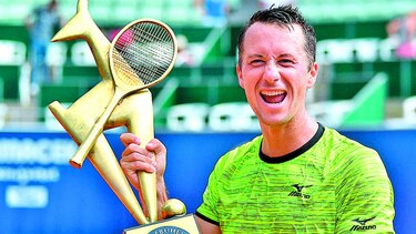 Kohlschreiber vence a Sousa y gana el título