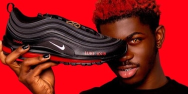 Zapatillas deportivas ‘satánicas’ generan escándalo y demanda de Nike