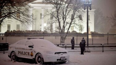 La potente tormenta 'Snowzilla' sepulta al este de EU bajo la nieve
