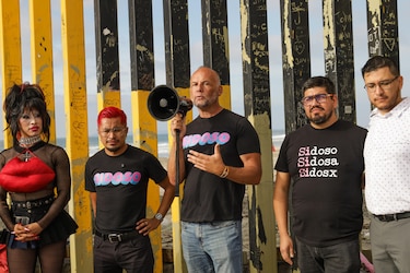 Personas que viven con VIH desafían ‘con besos’ el estigma en la frontera México-Estados Unidos