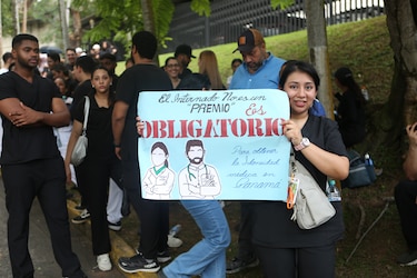 ¿Qué está pasando con las plazas de internado que exigen los nuevos médicos?