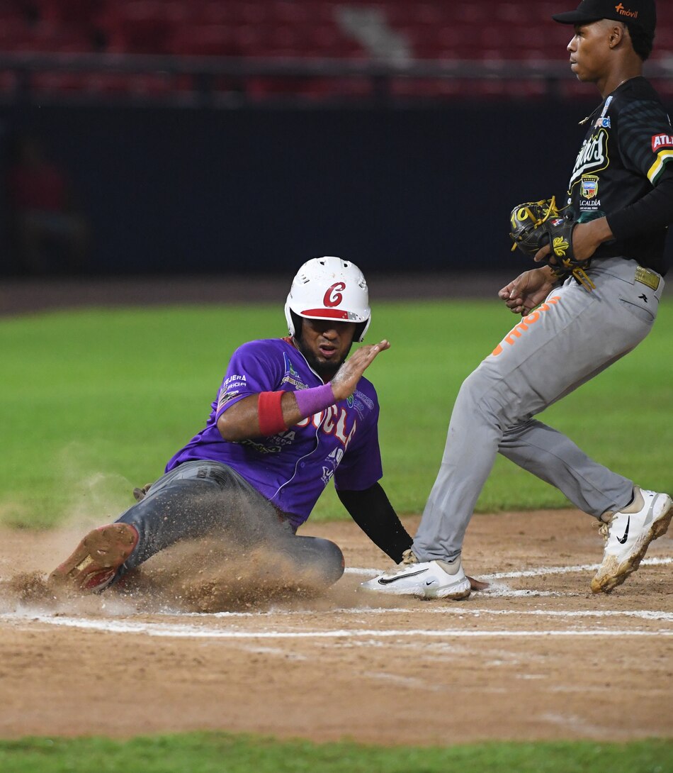 Coclé resiste y gana el primero en la serie final del Béisbol Mayor 2025