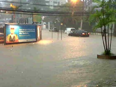 Lluvias causan inundaciones en vías de la capital