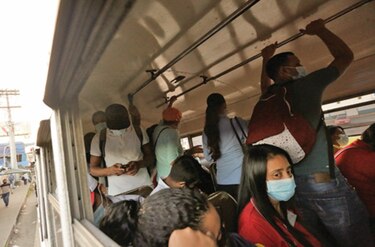 Uso de la mascarilla y careta facial en el transporte público reduce el contagio