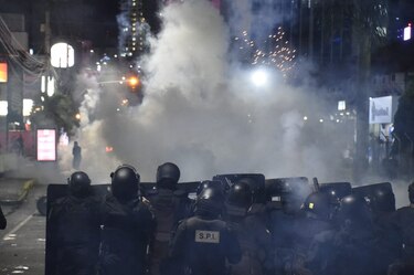 Ciudadanos se visten de negro y protestan contra la minería en la Cinta Costera y Calle 50; se registran enfrentamientos en Marbella