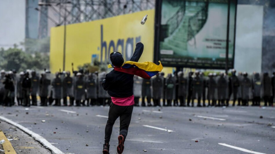 La policía responde a los manifestantes con gases lacrimógenos